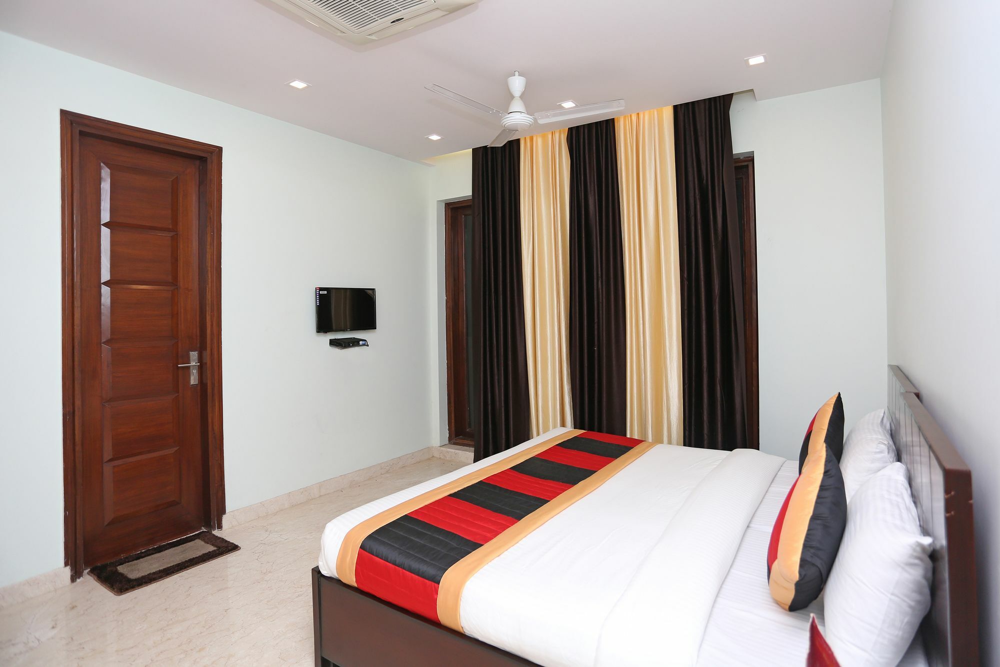 Hotel Oyo 9664 Sector 48 Gurgaon Esterno foto